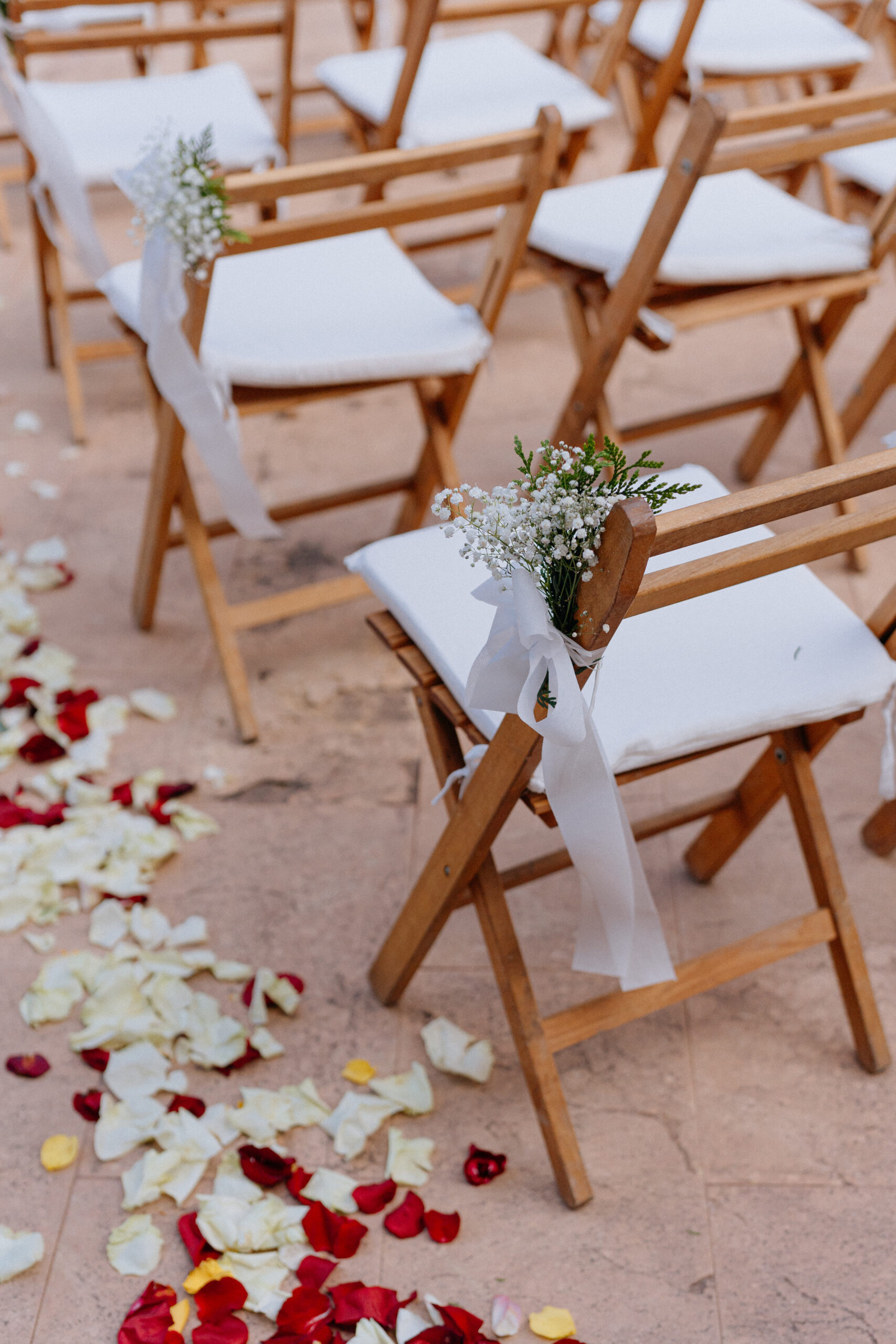 white-folding-chair-wedding